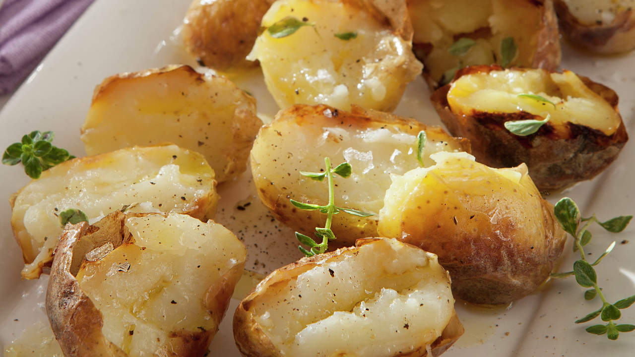 Patatas asadas al horno con alioli, el mejor acompañamiento