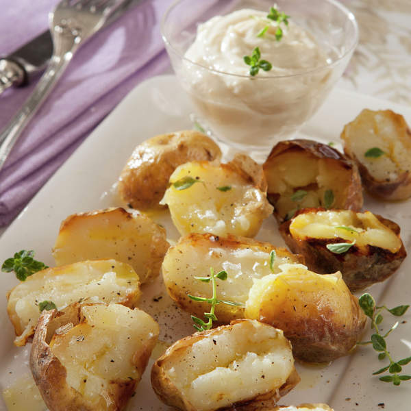Patatas asadas al horno con alioli, el mejor acompañamiento