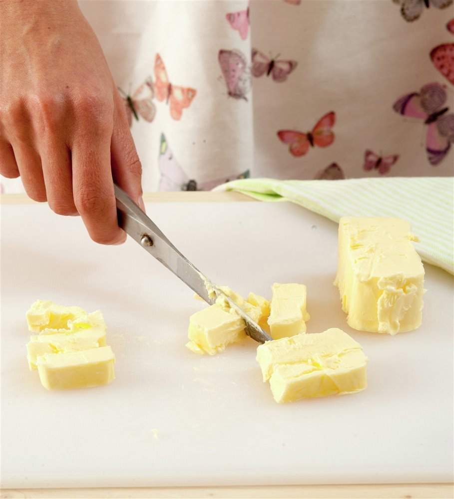 2. Trocea la mantequilla y el chocolate
