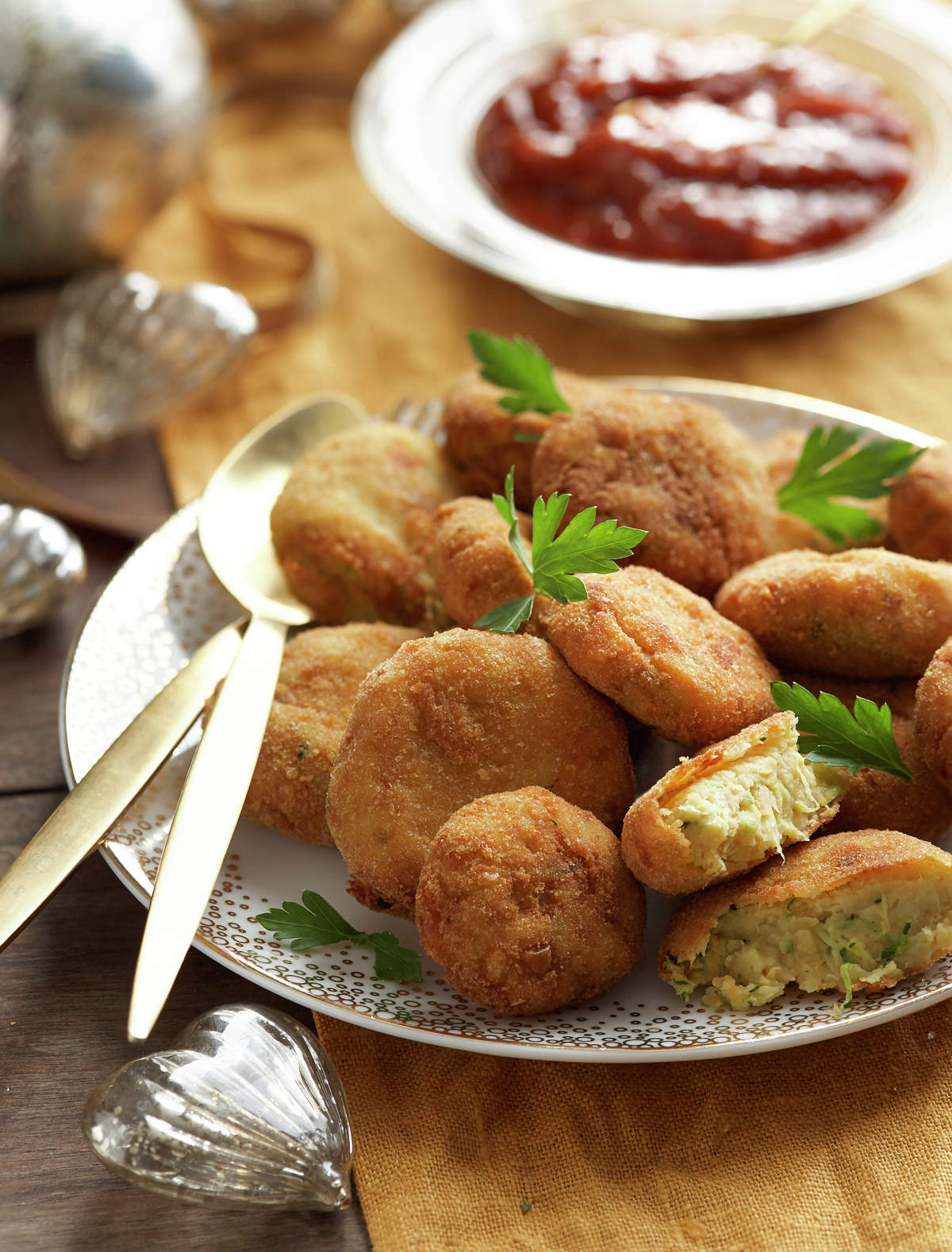 CROQUETAS DE GARBANZOS CON SALSA BARBACOA SUAVE.