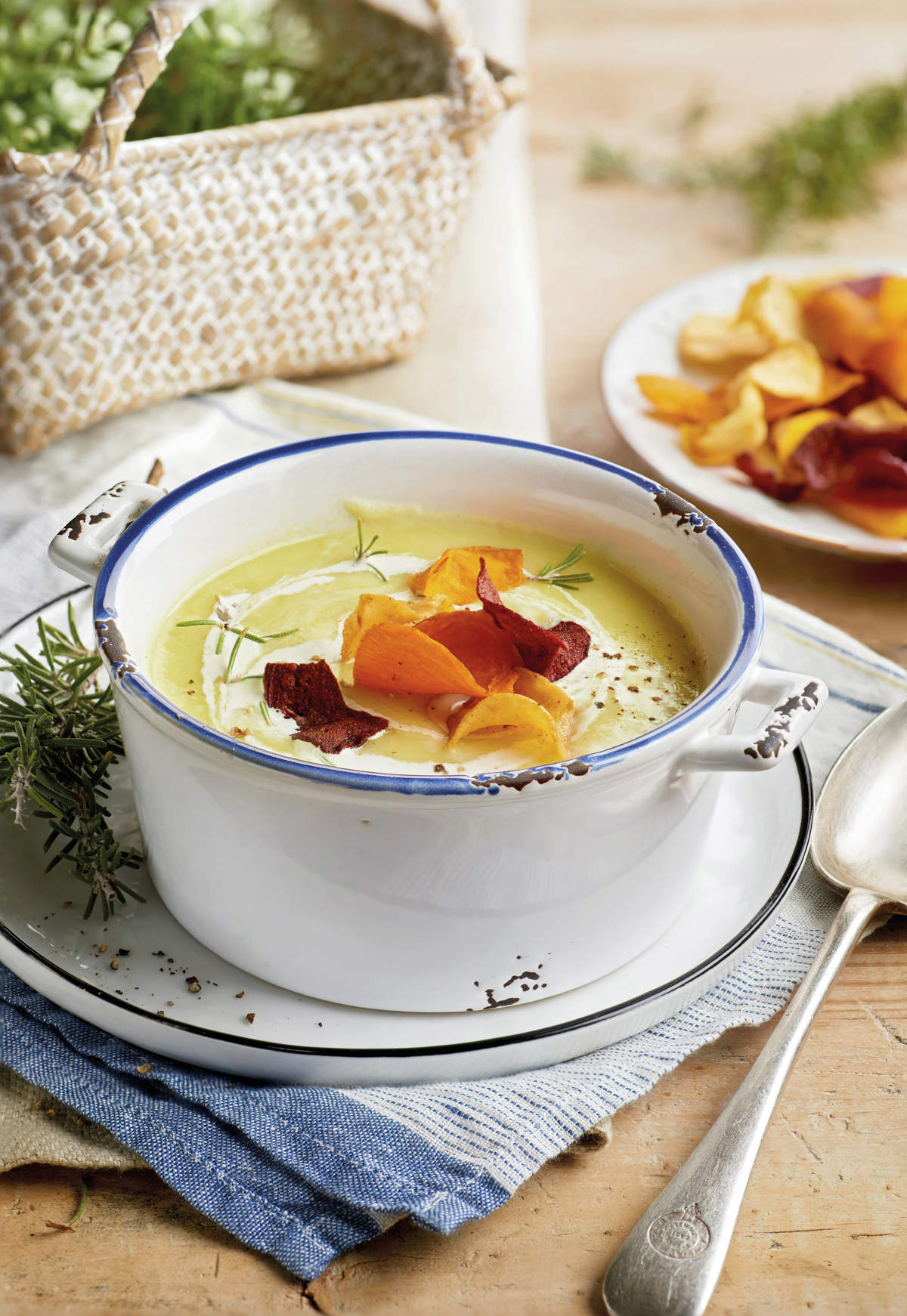 Crema de patata y puerro con chips de verduras