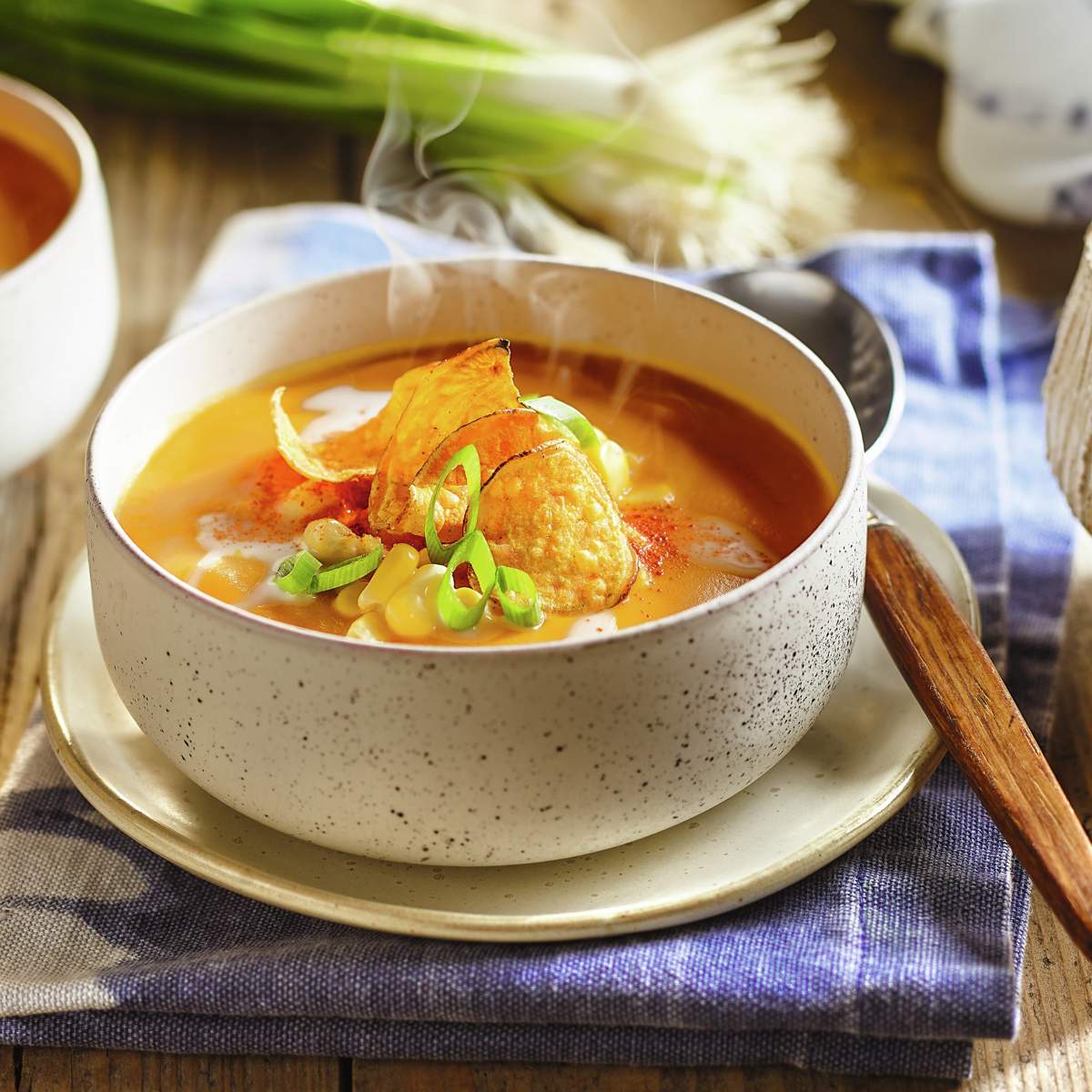 Sopa cremosa con boniato, maíz y leche de coco