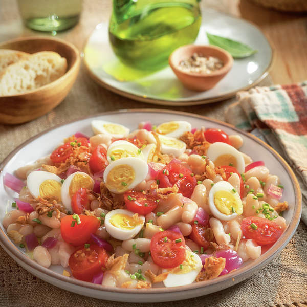 Ensalada de alubias con cebolla crujiente y huevo de codorniz