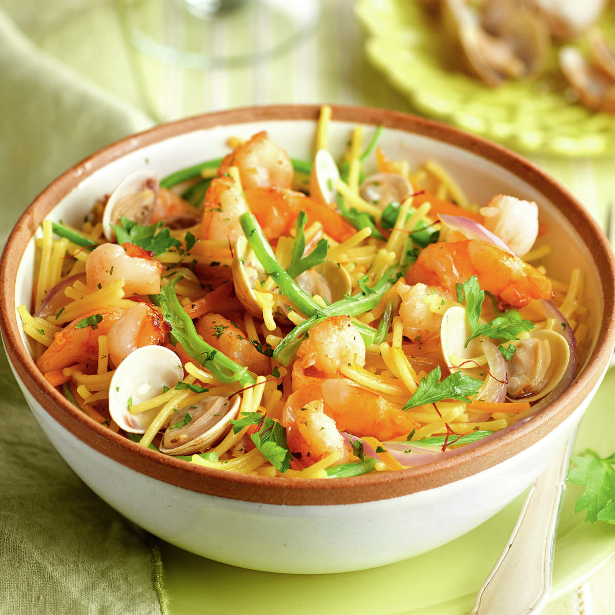 Salteado de fideos con langostinos y chirlas