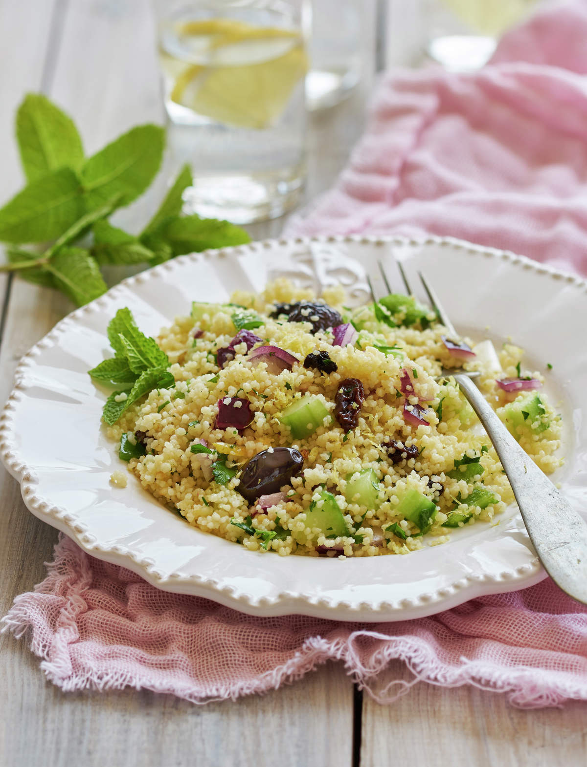 CUSCÚS CON ACEITUNAS NEGRAS Y PASAS