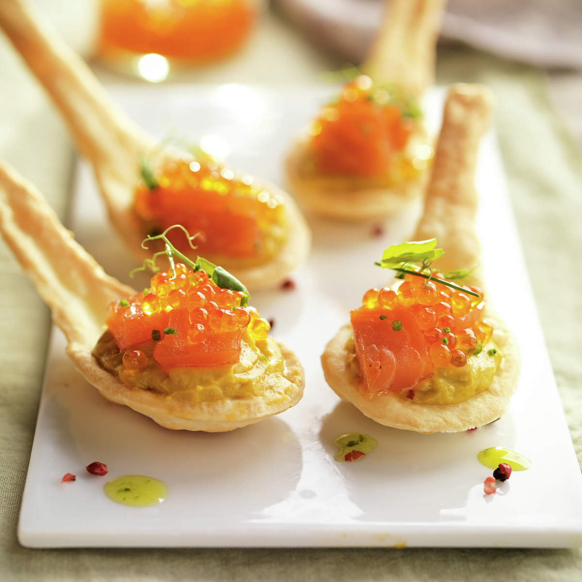 Cucharitas de guacamole y salmón