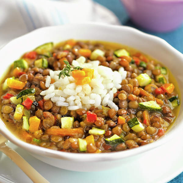 Lentejas con calabacín, pimiento y arroz, receta saludable