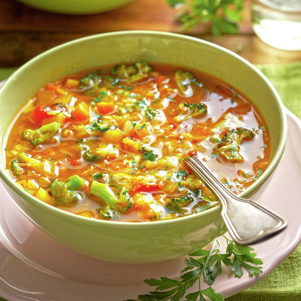 Sopa con calabacín, brócoli y arroz integral