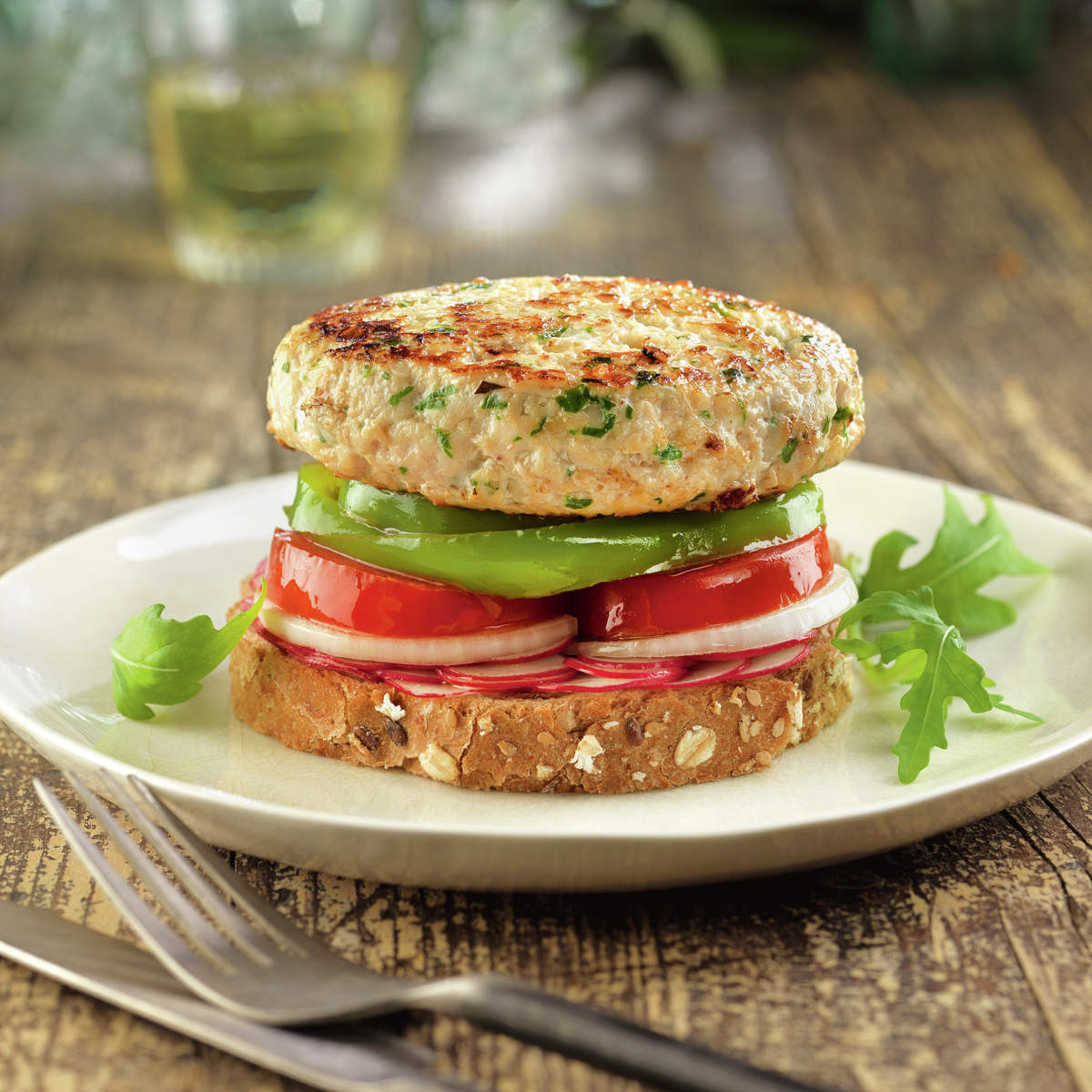 Tosta de hamburguesa de pollo y verduras