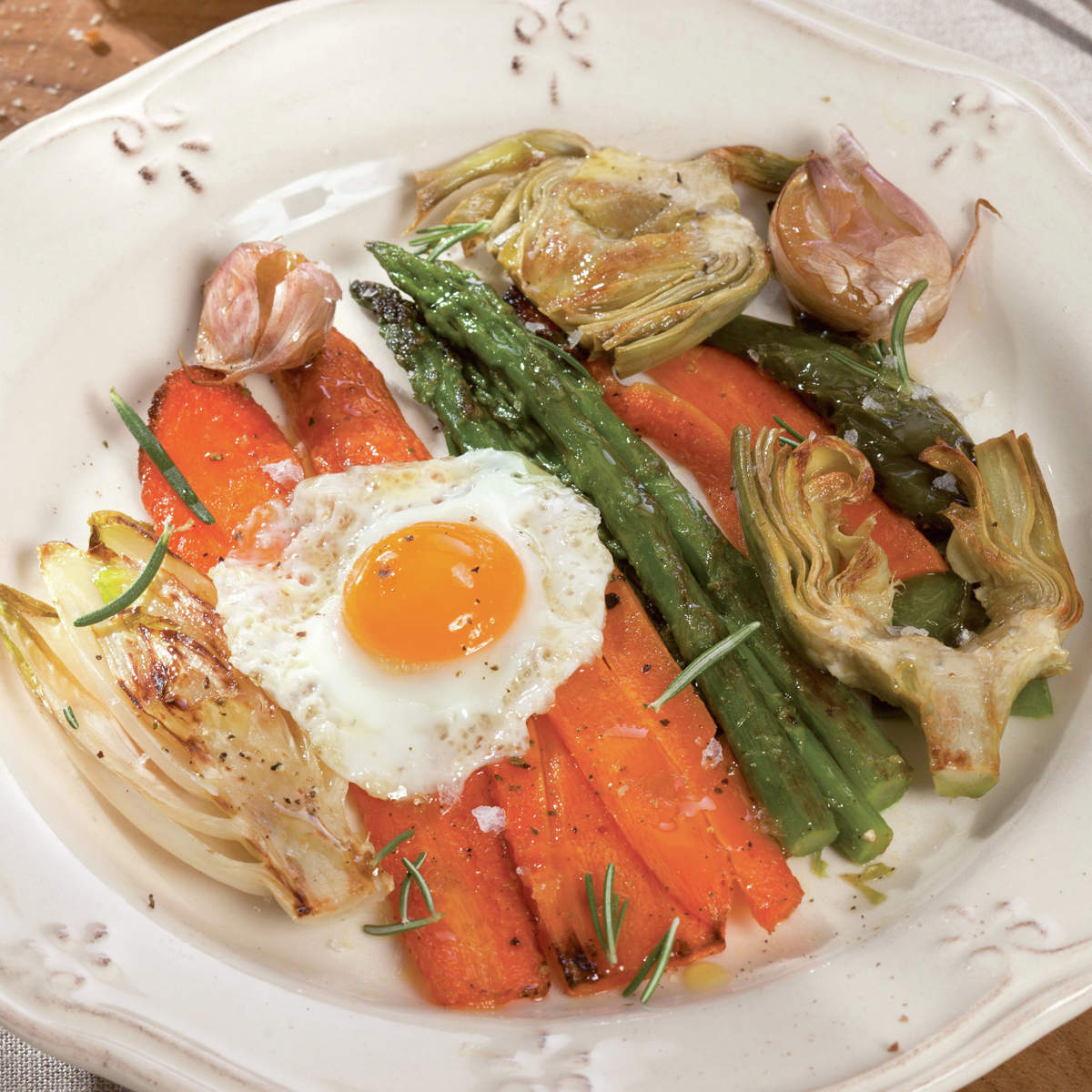 Verduras al horno con huevos de codorniz