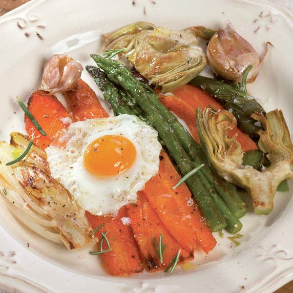 Verduras asadas al horno con ajos y huevo de codorniz