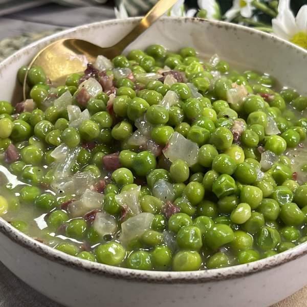 El aderezo que añado a los guisantes para que estén buenísimos y se los coman hasta los niños, versión de la receta de la abuela (con guisantes congelados y en 20 minutos)