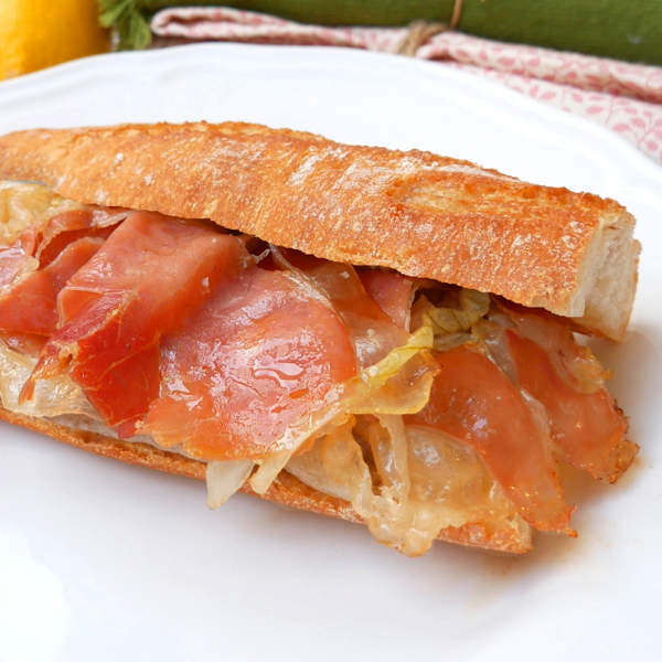 Brascada, el clásico bocadillo valenciano de ternera, cebolla y jamón serrano