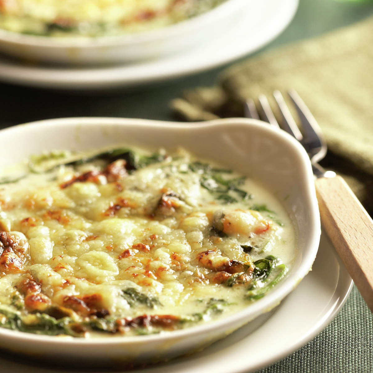 Cazuelitas de espinacas con gambas y bechamel