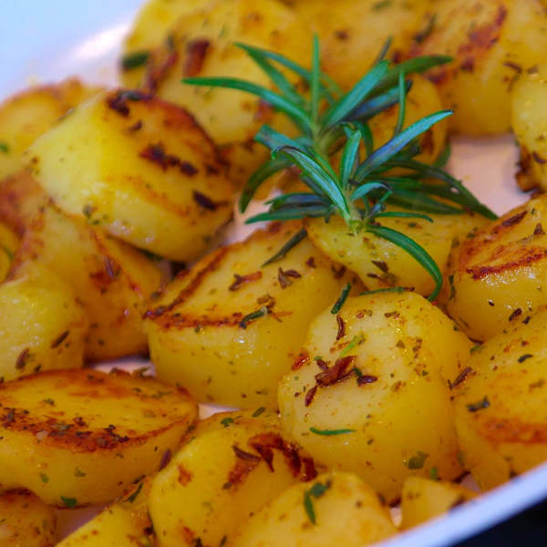 Patatas al ajo cabañil, la receta tradicional murciana ideal como tapa