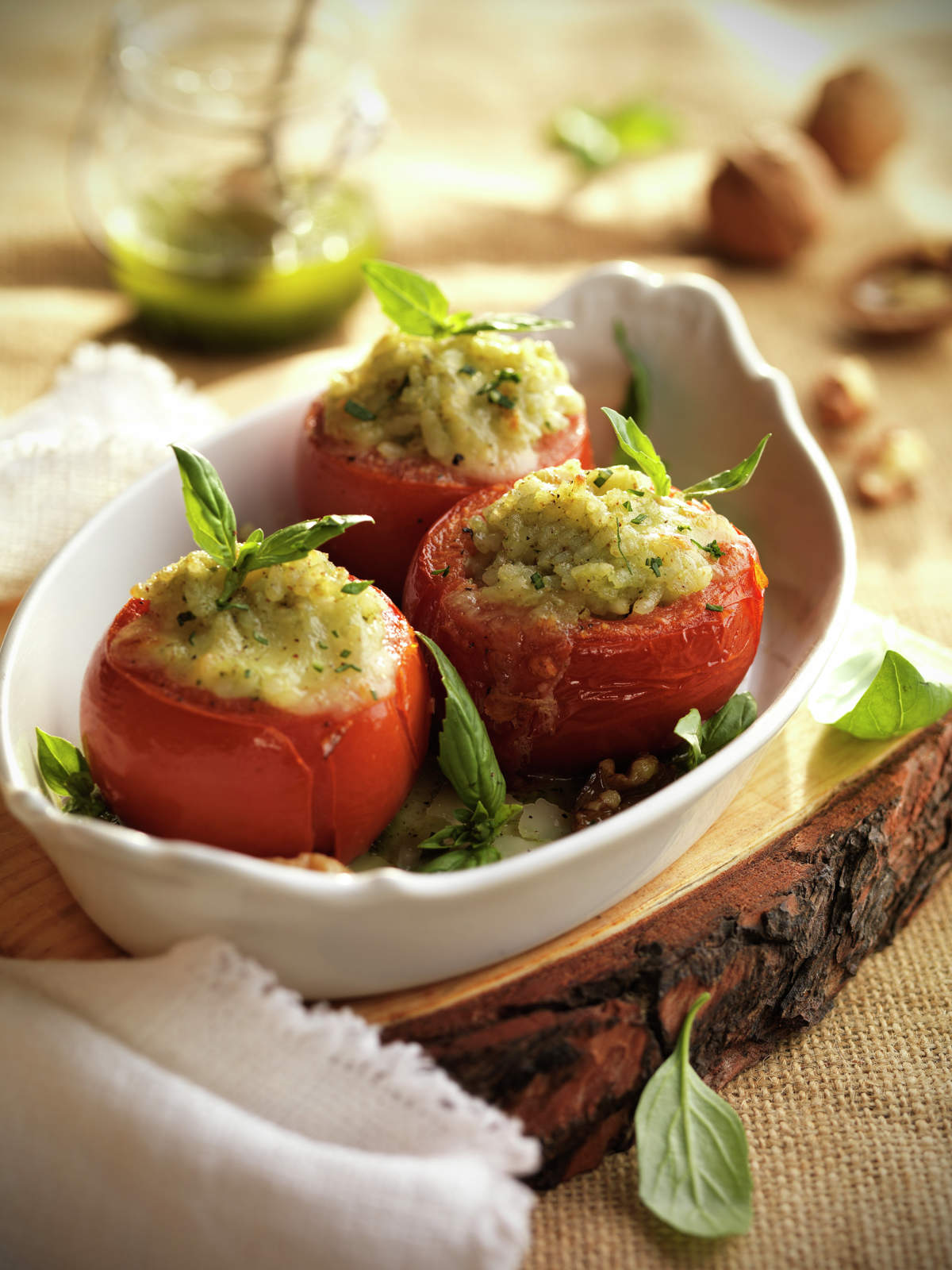 TOMATES RELLENOS DE ARROZ AL PESTO DE NUECES.