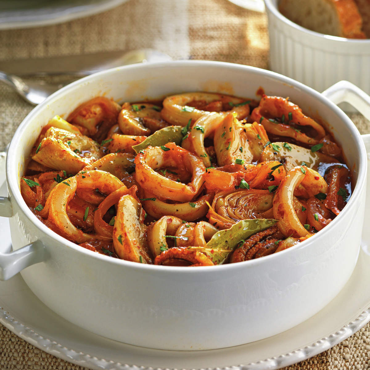 Cazuela de calamares encebollados
