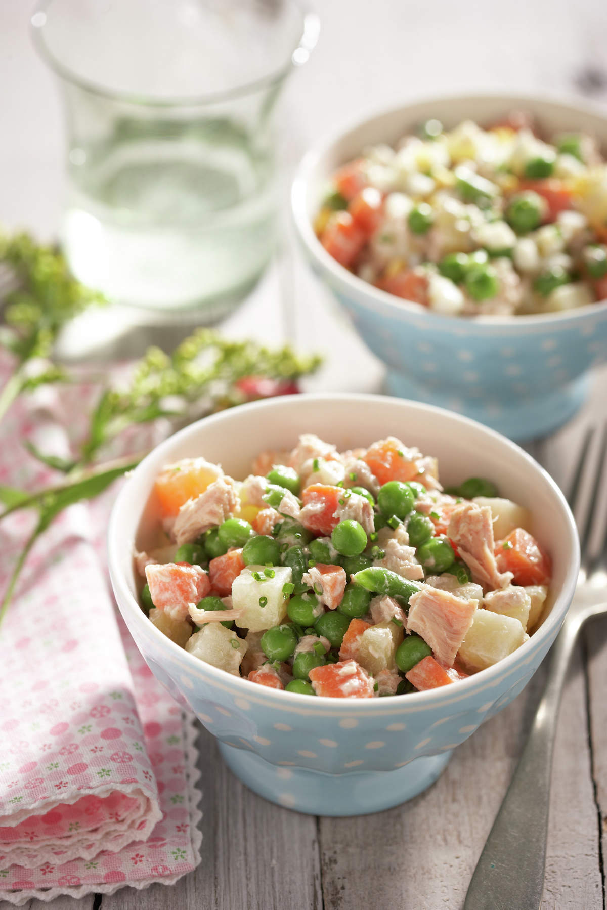 ENSALADILLA CON SALSA DE YOGUR. 