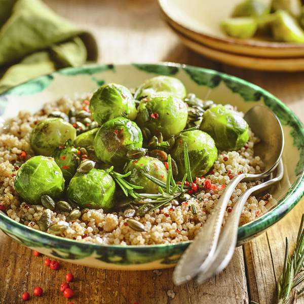 Quinoa con coles de Bruselas y romero