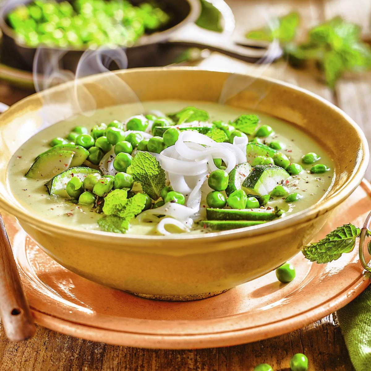 Sopa con guisantes, calabacín y tallarines de arroz