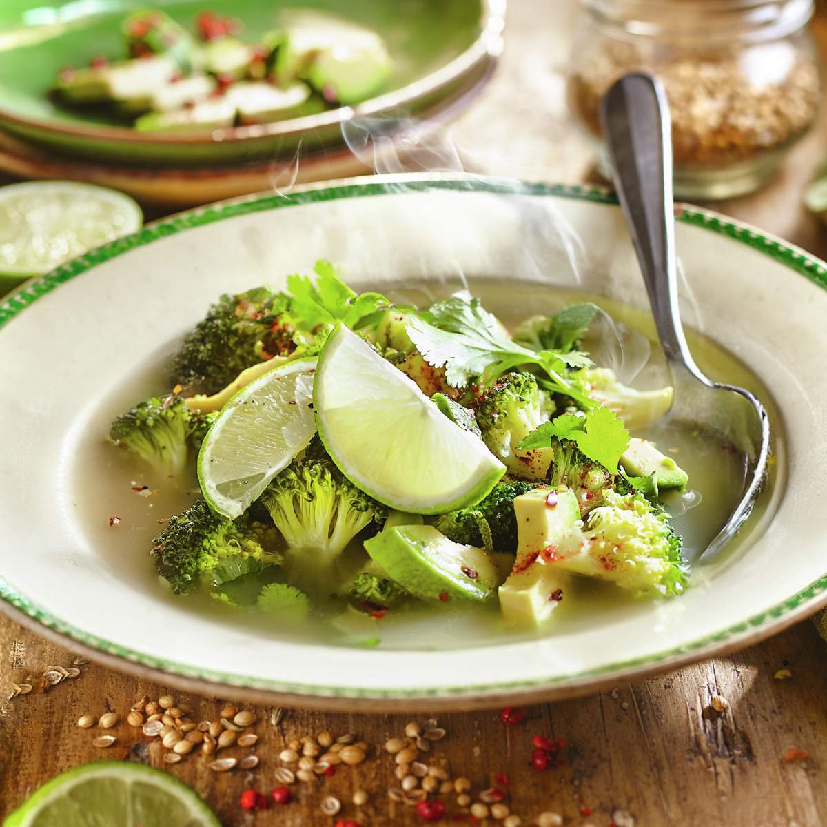 Sopa depurativa con brócoli y aguacate
