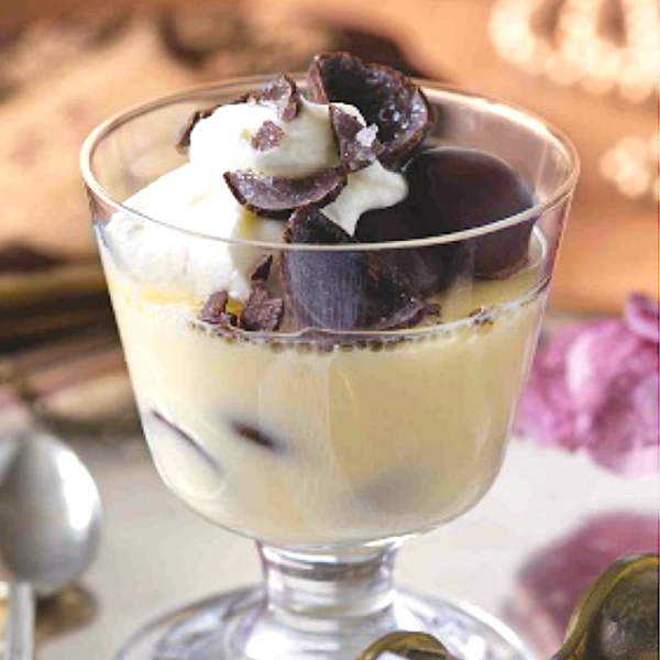 Copas de crema de vainilla con nata y chocolate, postre fácil ¡en 25 minutos!