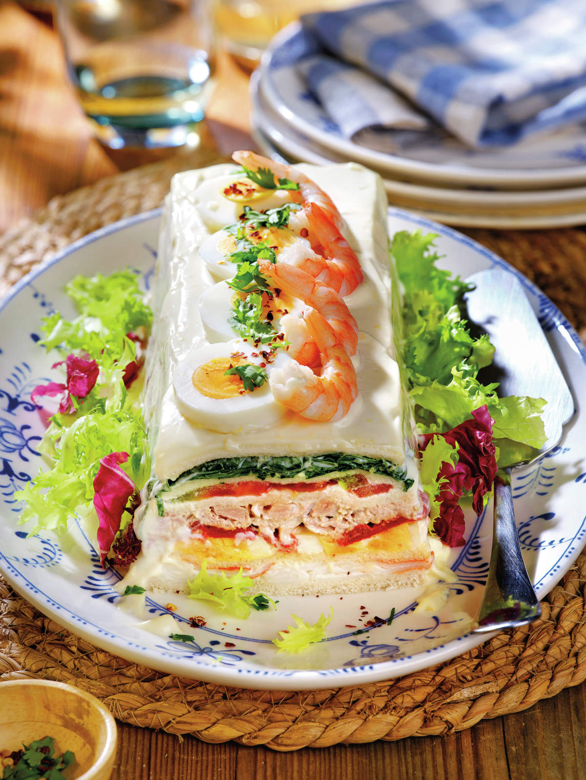 Pastel_de_ensaladilla_con_atun_huevo_duro_y_langostinos