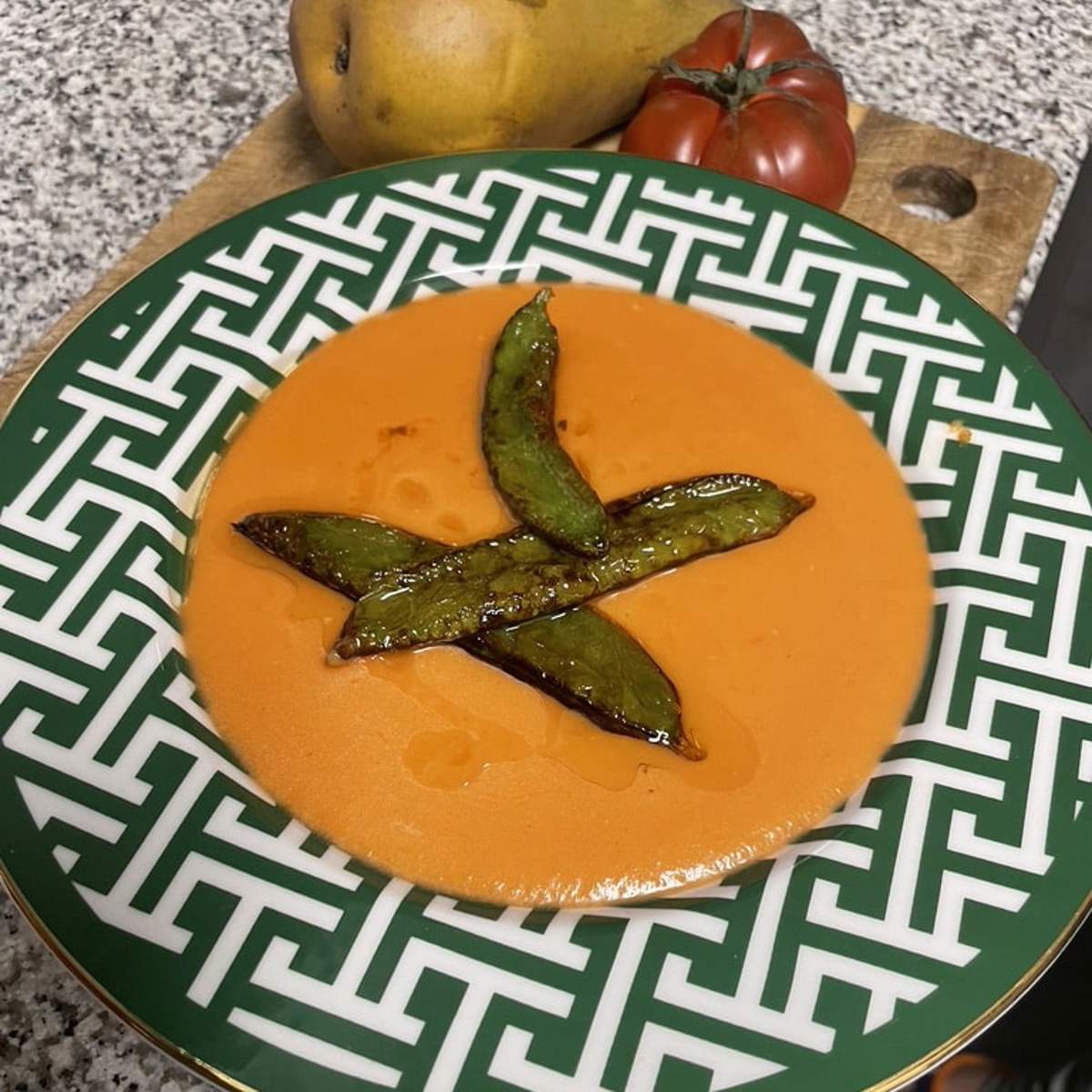 Salmorejo de tomate y pera con crujiente de tirabeques