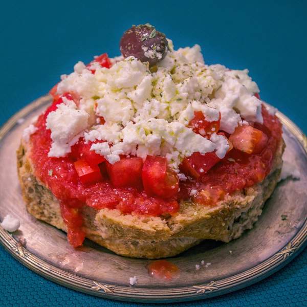 Ensalada Dakos con tomate, pan y queso feta, receta griega rica y saludable