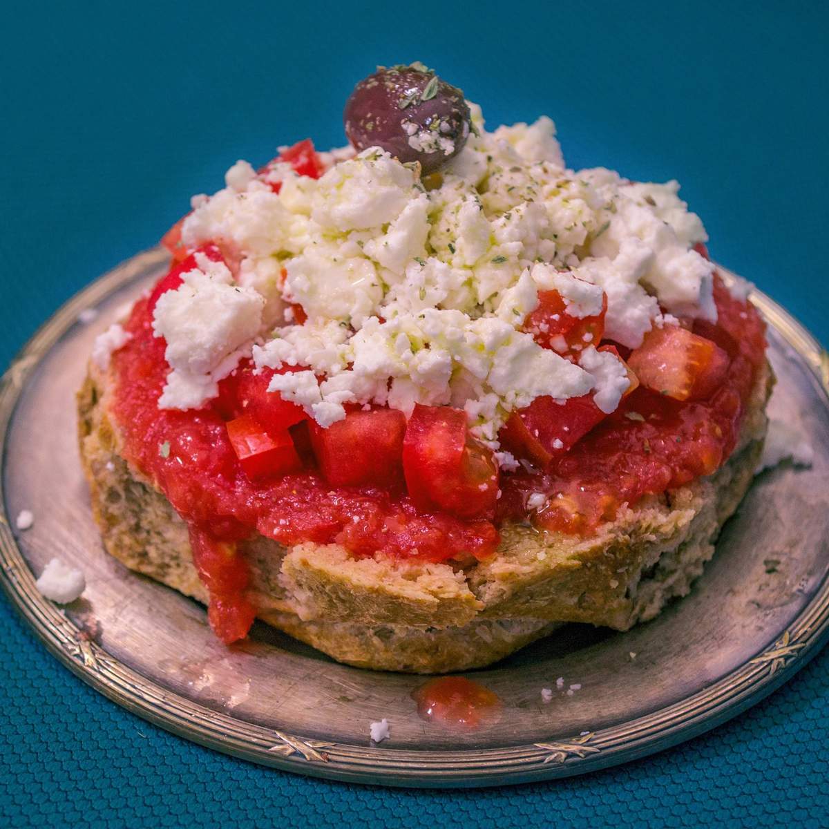 Ensalada Dakos con tomate, pan y queso feta, receta griega rica y saludable