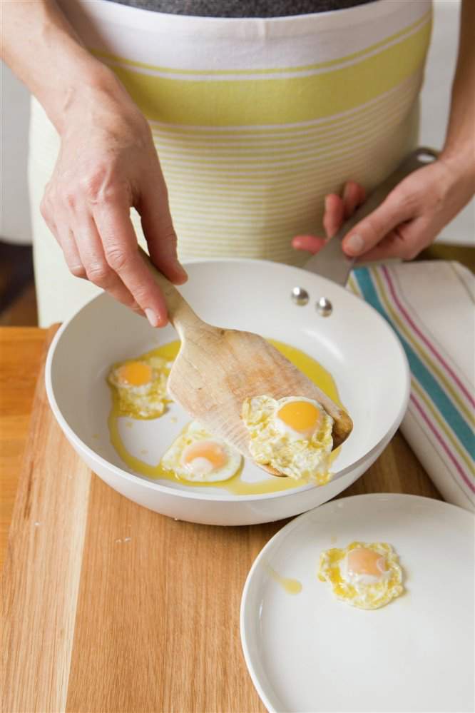 4. Fríe los huevos de codorniz 
