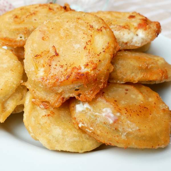 Bocados de calabacín (rebozados) rellenos de queso crema y jamón, fáciles y deliciosos
