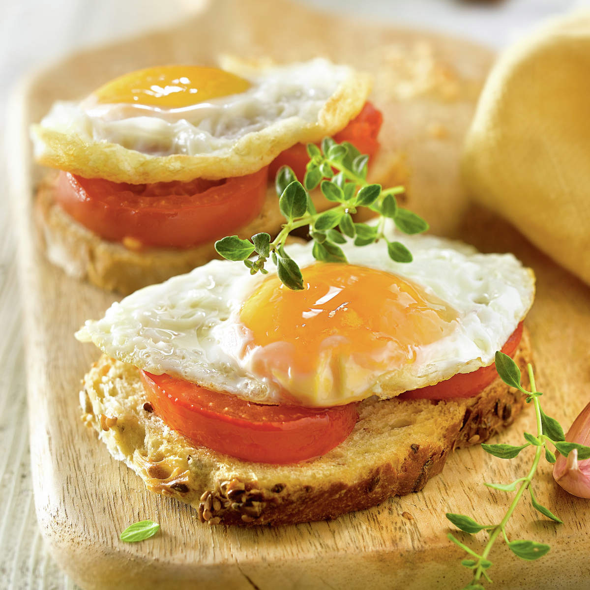 Canapés de tomate y huevo frito