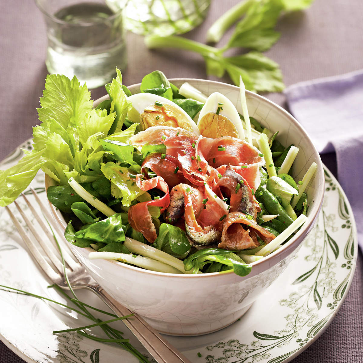 Ensalada con jamón, anchoas y huevo