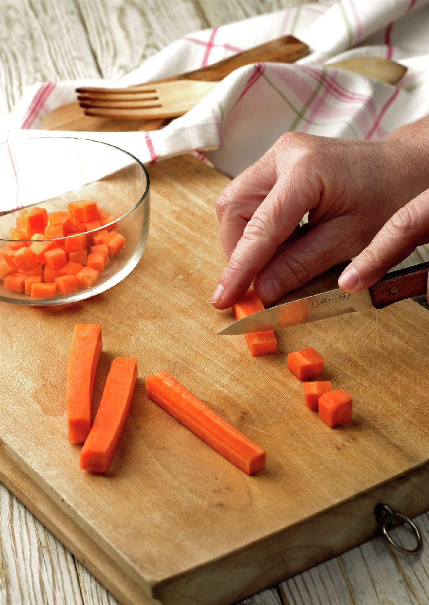 4. Corta la zanahoria