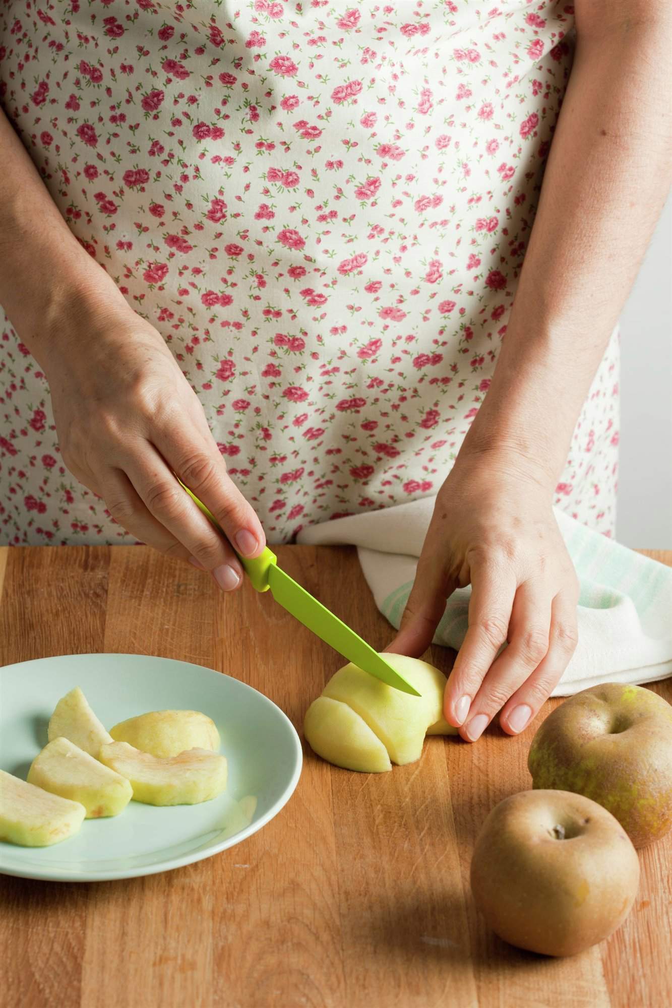 1. Pela y corta la manzana