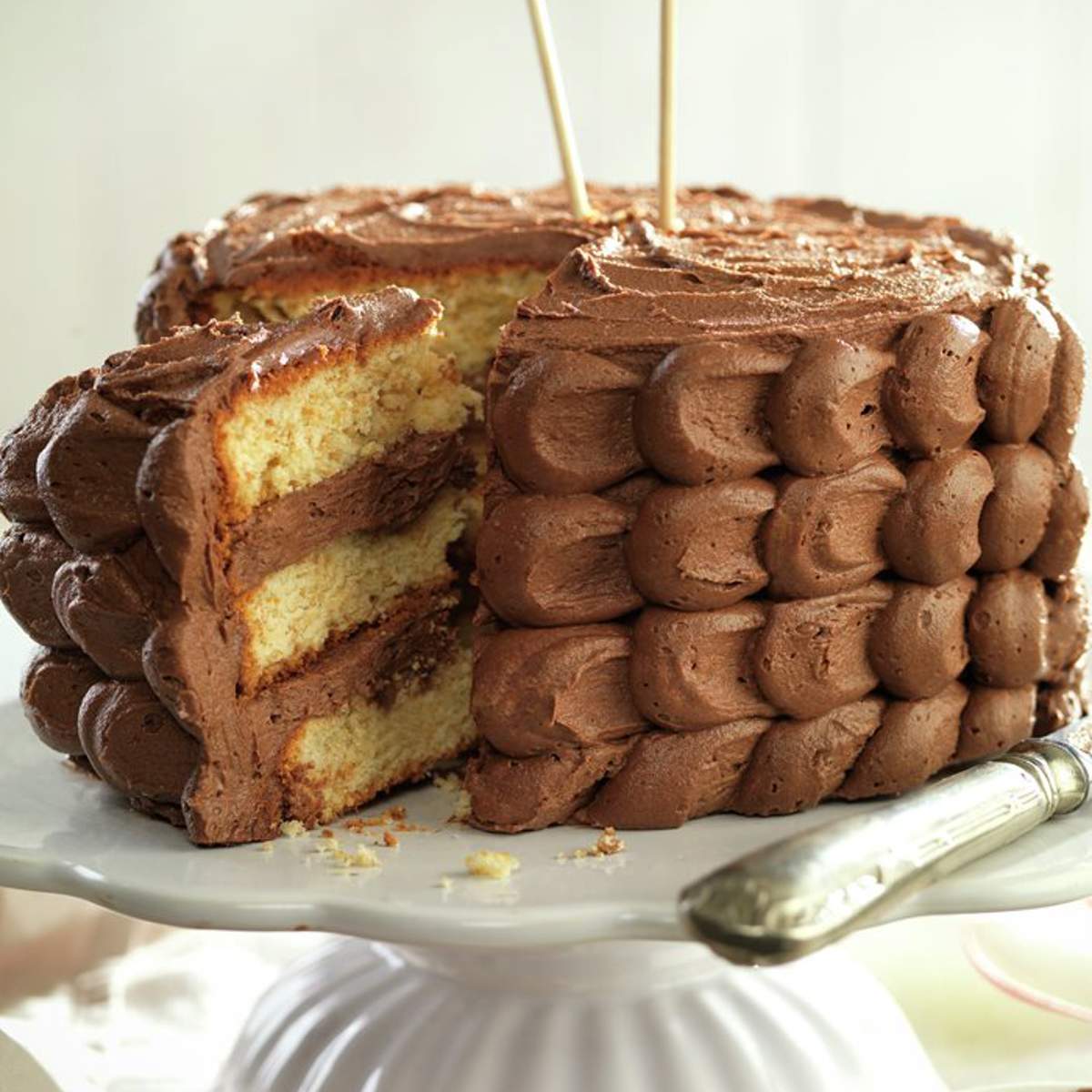 Pastel de vainilla con crema de chocolate