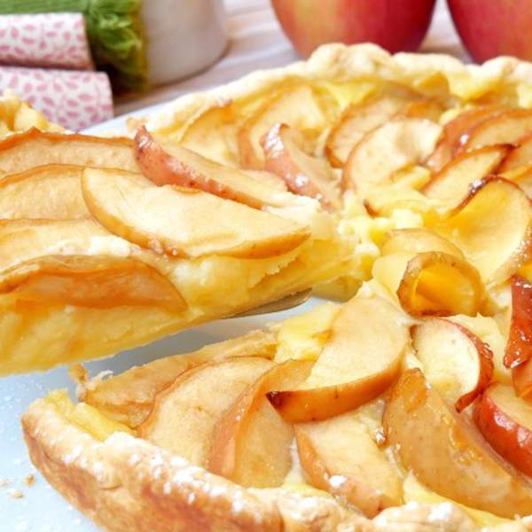 Tarta de manzana al horno con crema pastelera y hojaldre, fácil y rápida