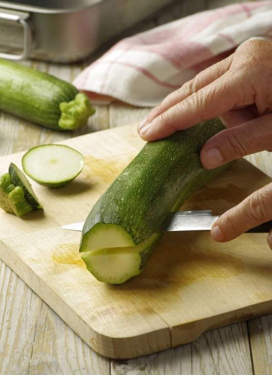 2. Corta las verduras y el beicon