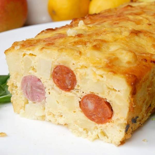 Pastel de patatas al horno con salchichas y queso parmesano, receta fácil y rápida