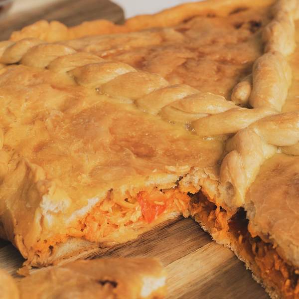 Empanada casera con un relleno de atún y pimientos fácil y rápido (con vídeo)