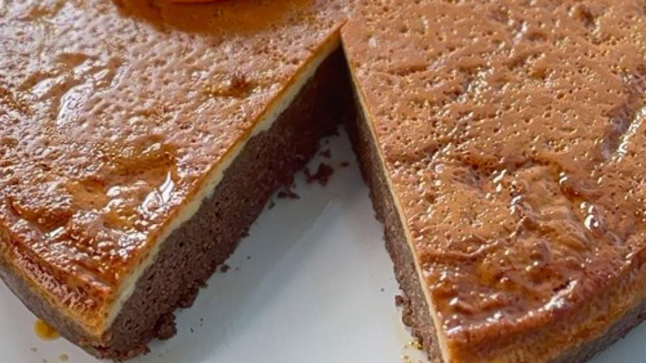 Postre mágico: tarta de flan casero con bizcocho de chocolate