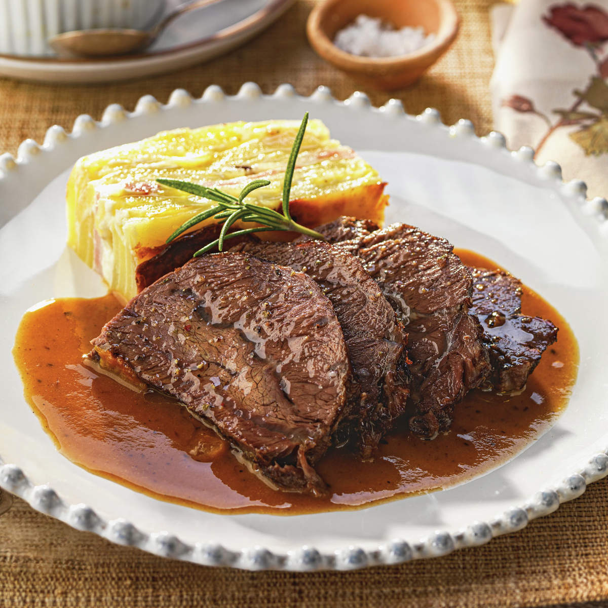 Carrilleras al vino tinto con pastel de patata y panceta 