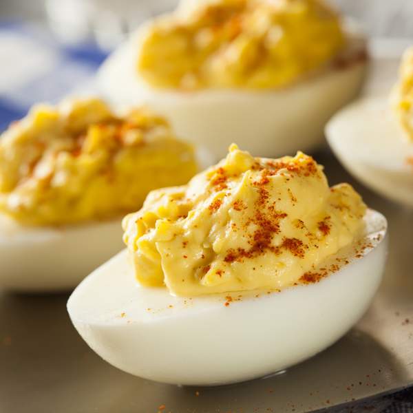 Deviled eggs o huevos endiablados, aperitivo fácil americano con un toque picante