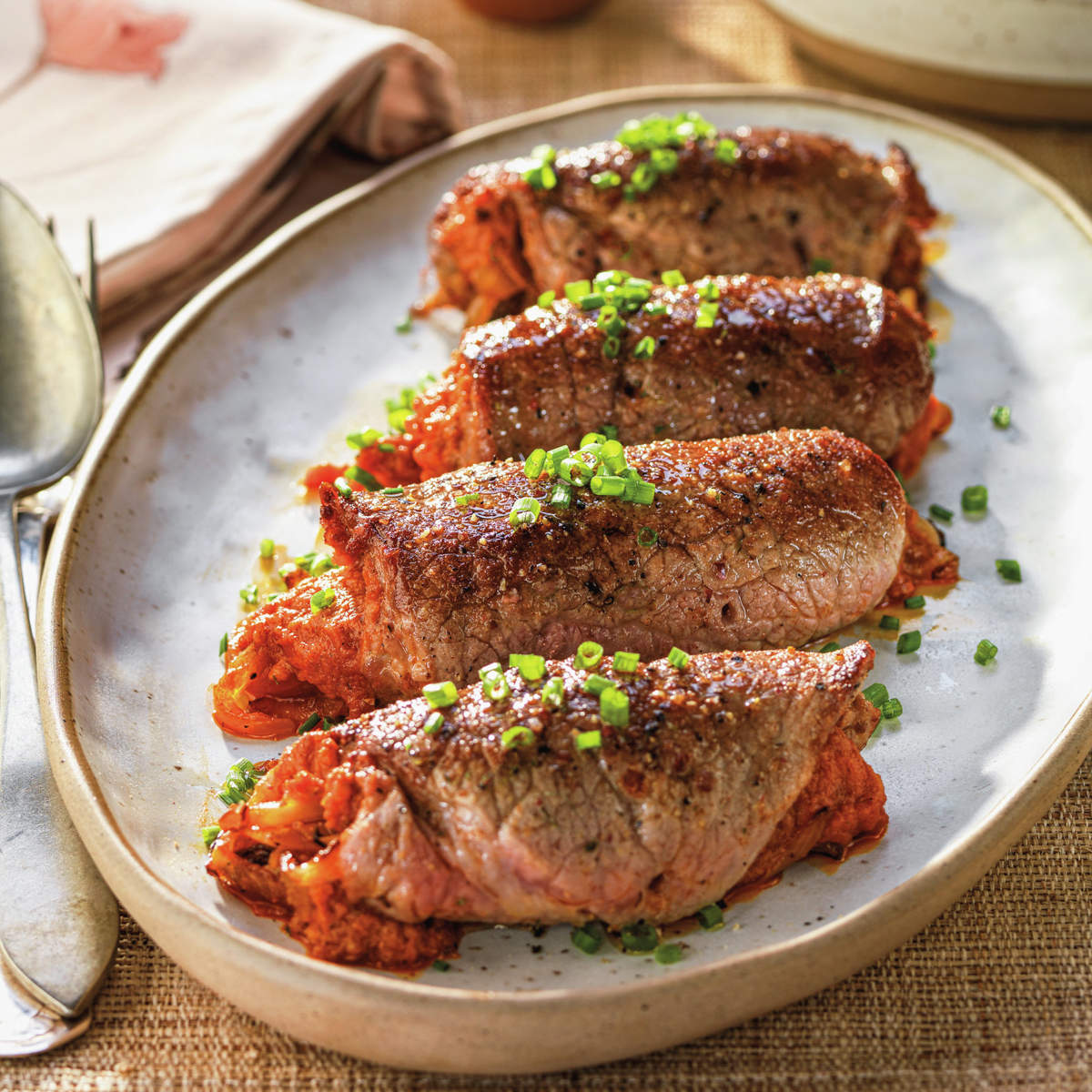 Rollitos de ternera rellenos de sobrasada y cebolla