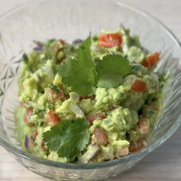 Guacamole casero con pico de gallo, el plato mexicano más fácil 