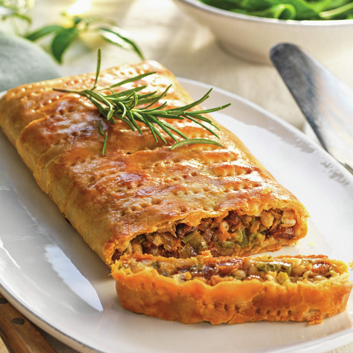 Empanada de bacalao con pasas y piñones