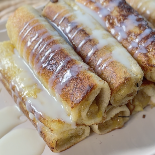 Rollitos de pan de molde rellenos de plátano, dulce sin horno ¡en minutos!