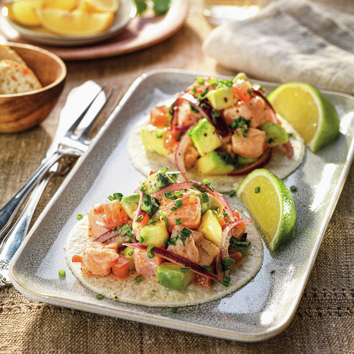 Ceviche de salmón en tacos con aguacate