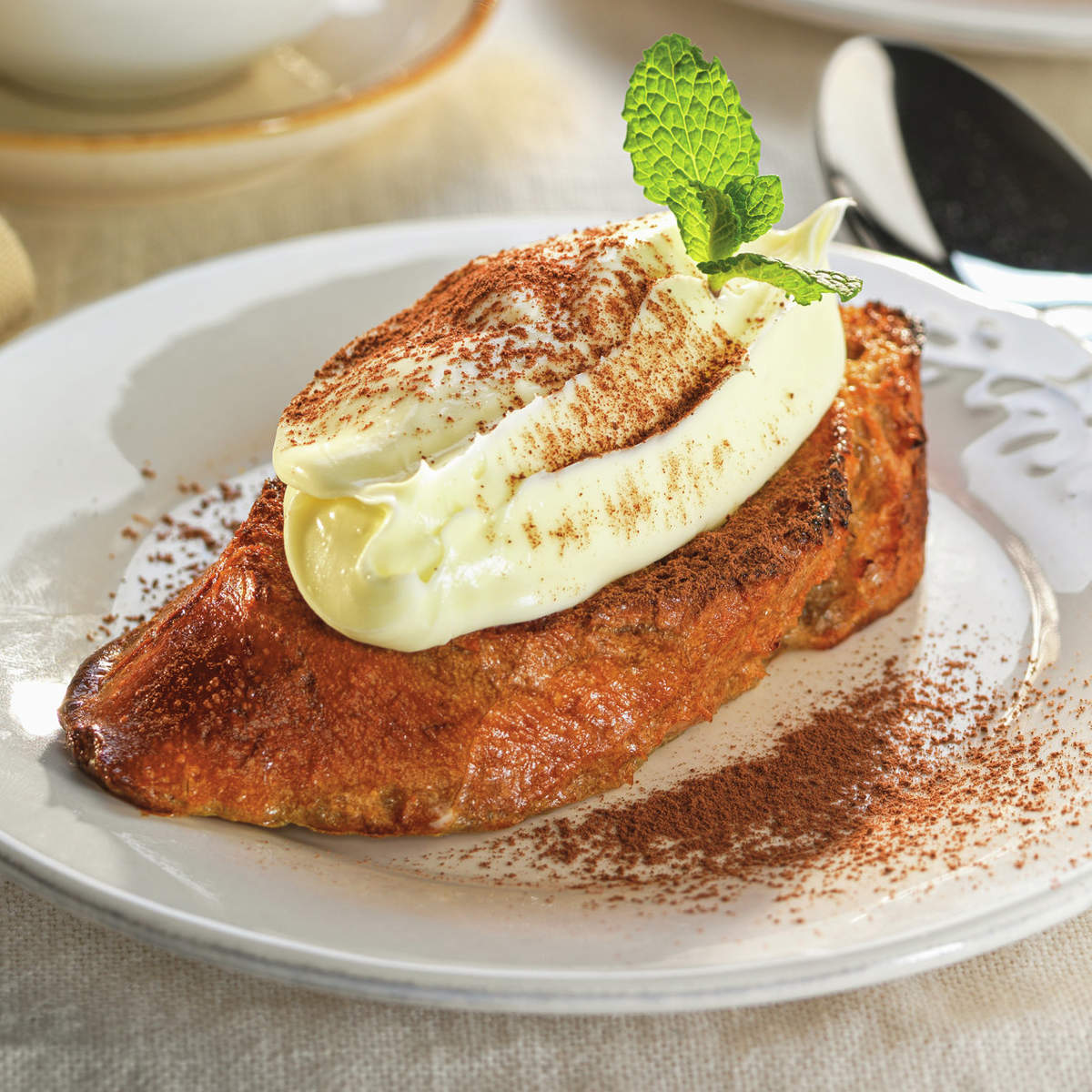 Torrijas con cobertura de queso mascarpone y cacao en polvo